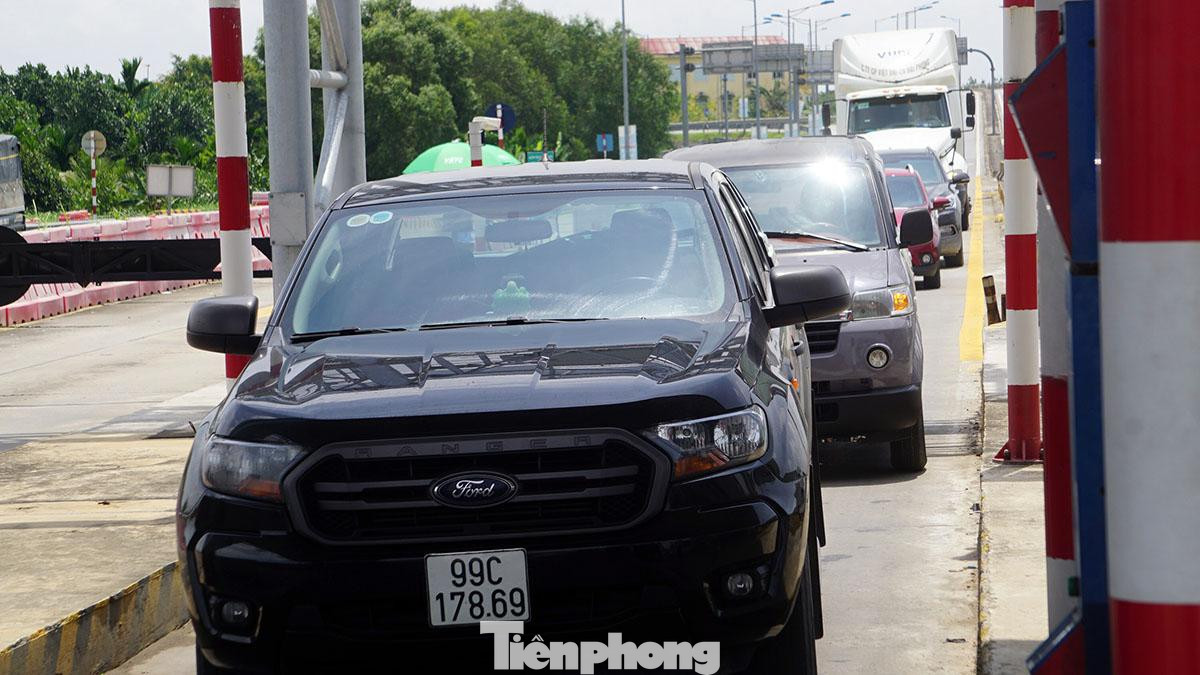 Nhiều thời điểm, số lượng xe chưa dán thẻ VETC lớn, tài xế phải dừng hoàn tất thủ tục dẫn đến tình trạng ùn ứ phương tiện.