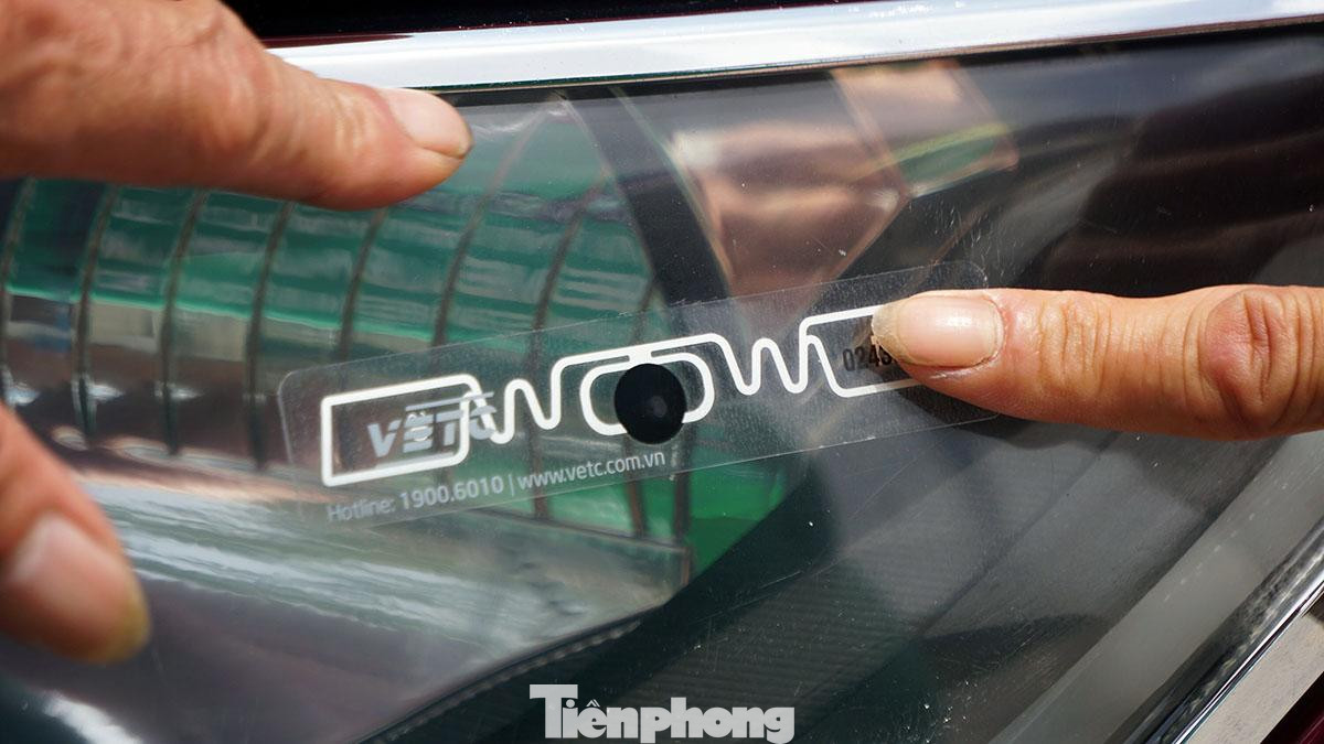 Thẻ VETC được dán trên kính chắn gió hoặc trước đèn pha ôtô để camera nhận diện, thanh toán tự động.