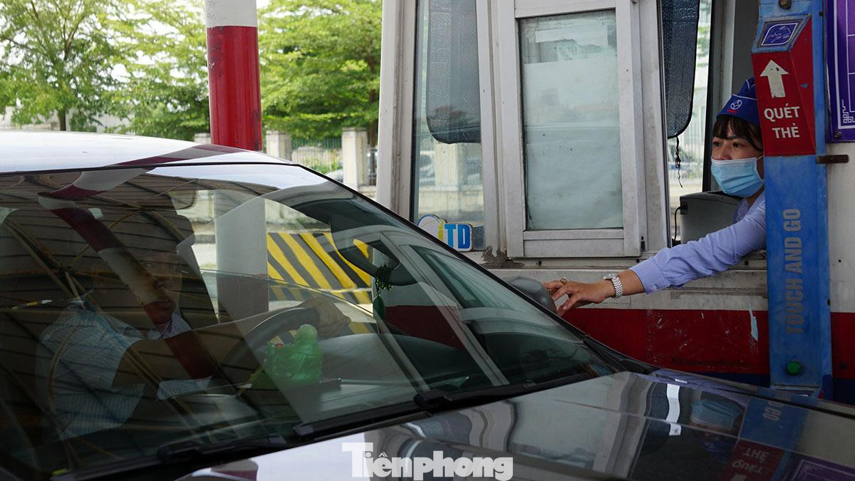 Theo ghi nhận của PV, tại trạm thu phí cuối tuyến cao tốc Hà Nội - Hải Phòng (khu vực địa phận TP Hải Phòng) rất nhiều tài xế ra vào cao tốc chưa dán thẻ VETC (thẻ thanh toán phí cao tốc gắn trên ôtô).