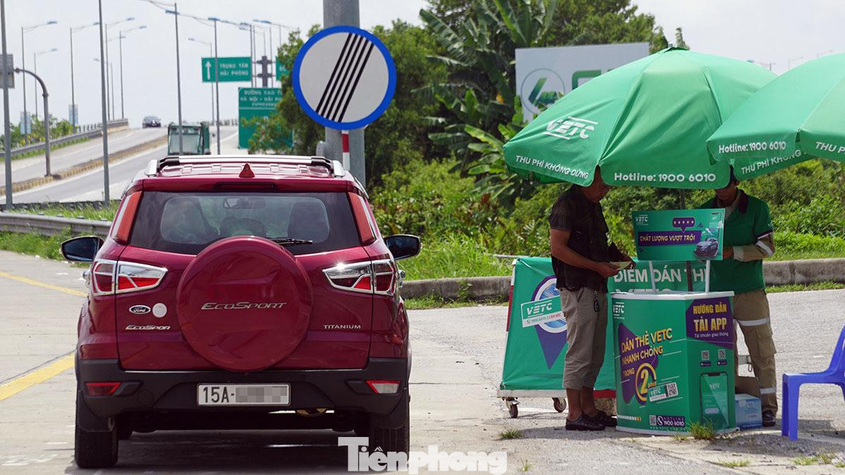 Ông Trung (người Hải Phòng) cho biết, bản thân không dùng điện thoại thông minh, không dùng tài khoản ngân hàng và ít di chuyển vào cao tốc nên không có nhu cầu dán thẻ VETC. Ông Trung sau đó được yêu cầu dán thẻ thu phí không dừng và nhờ người thân nạp tiền mới được qua trạm.