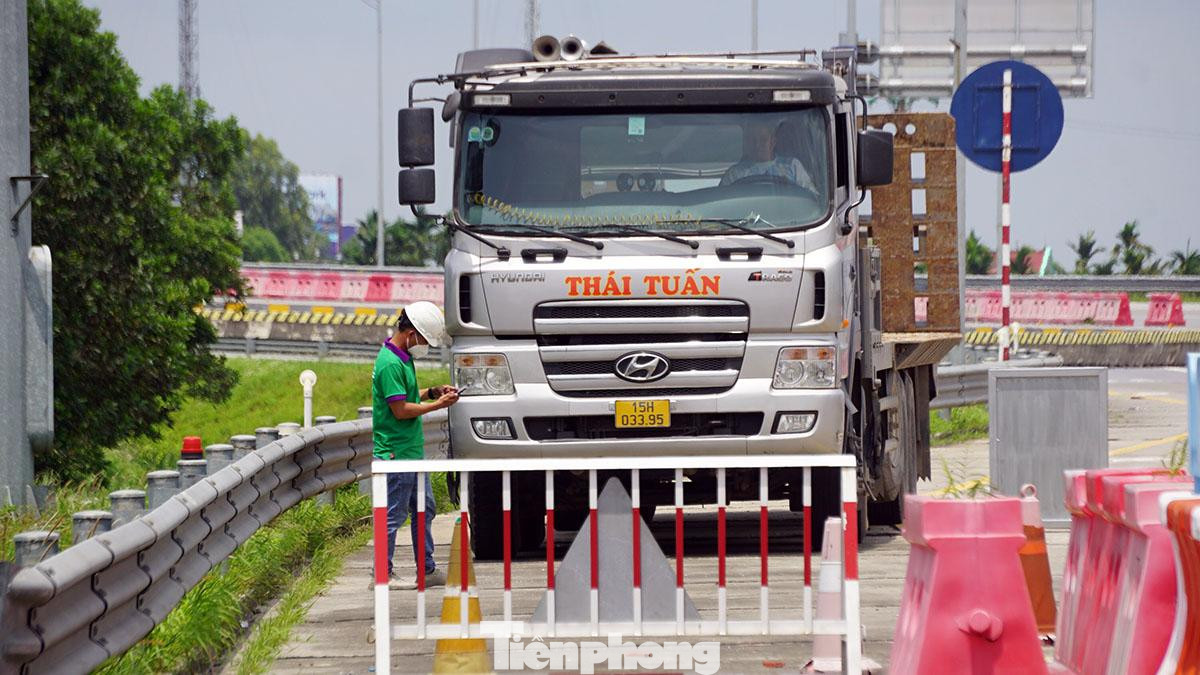 Cũng theo ghi nhận, nhiều xe tải cũng chưa dán thẻ thu phí không dừng, nhiều tài xế qua trạm bị yêu cầu vào làn dừng khẩn cấp để dán thẻ và nạp tiền mới được di chuyển qua.