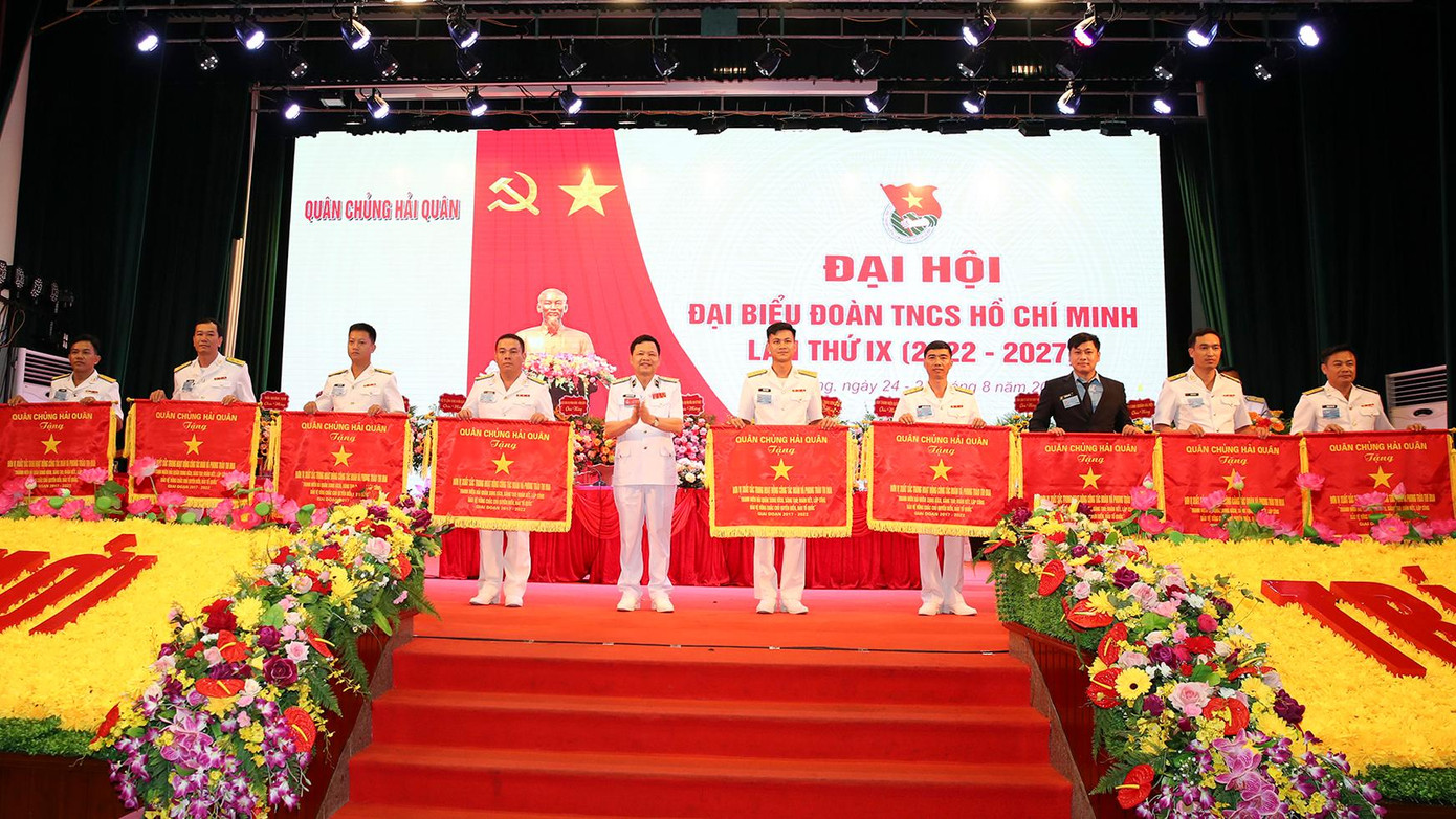 Nhân dịp này, Bộ Tư lệnh Hải quân tặng cờ thưởng cho các tập thể. Nhân dịp này, Bộ Tư lệnh Hải quân tặng cờ thưởng cho các tập thể.