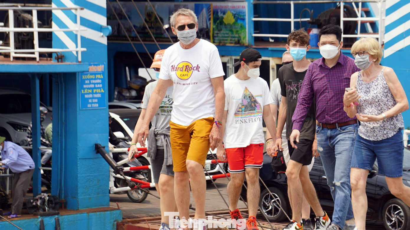 Khách nước ngoài rất thích đến Cát Bà du lịch và trải nghiệm trong rừng nguyên sinh. Khách nước ngoài rất thích đến Cát Bà du lịch và trải nghiệm trong rừng nguyên sinh.