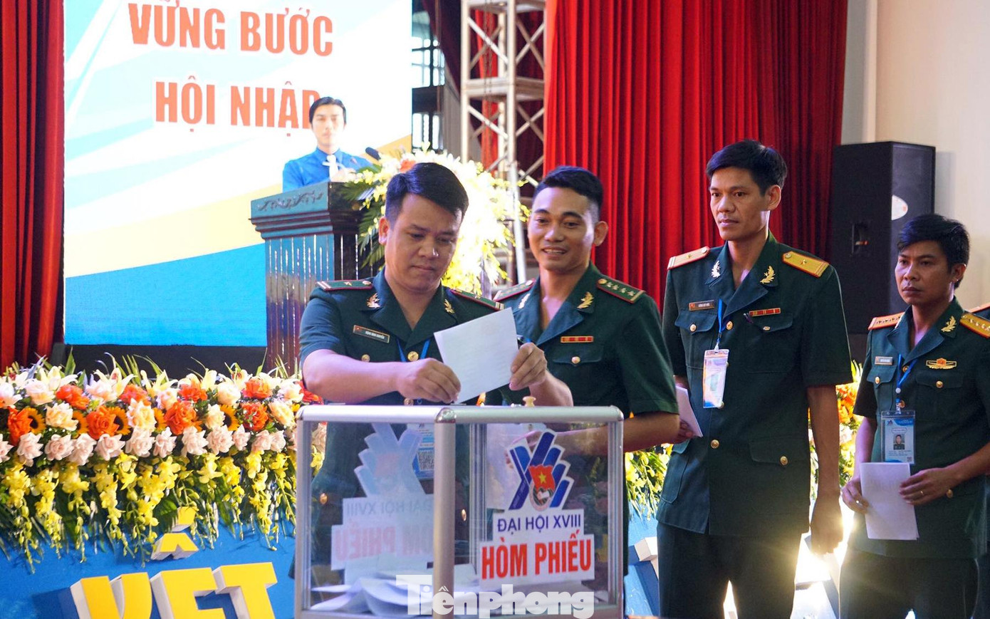 Đoàn viên khối lực lượng vũ trang, tham gia bỏ phiếu bầu.