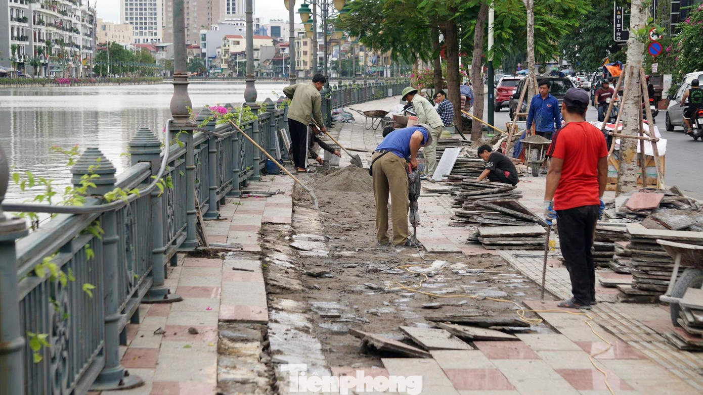 Công nhân cải tạo, thay mới đá lát vỉa hè phố Tam Bạc đầu tháng 12/2022. Công nhân cải tạo, thay mới đá lát vỉa hè phố Tam Bạc đầu tháng 12/2022.