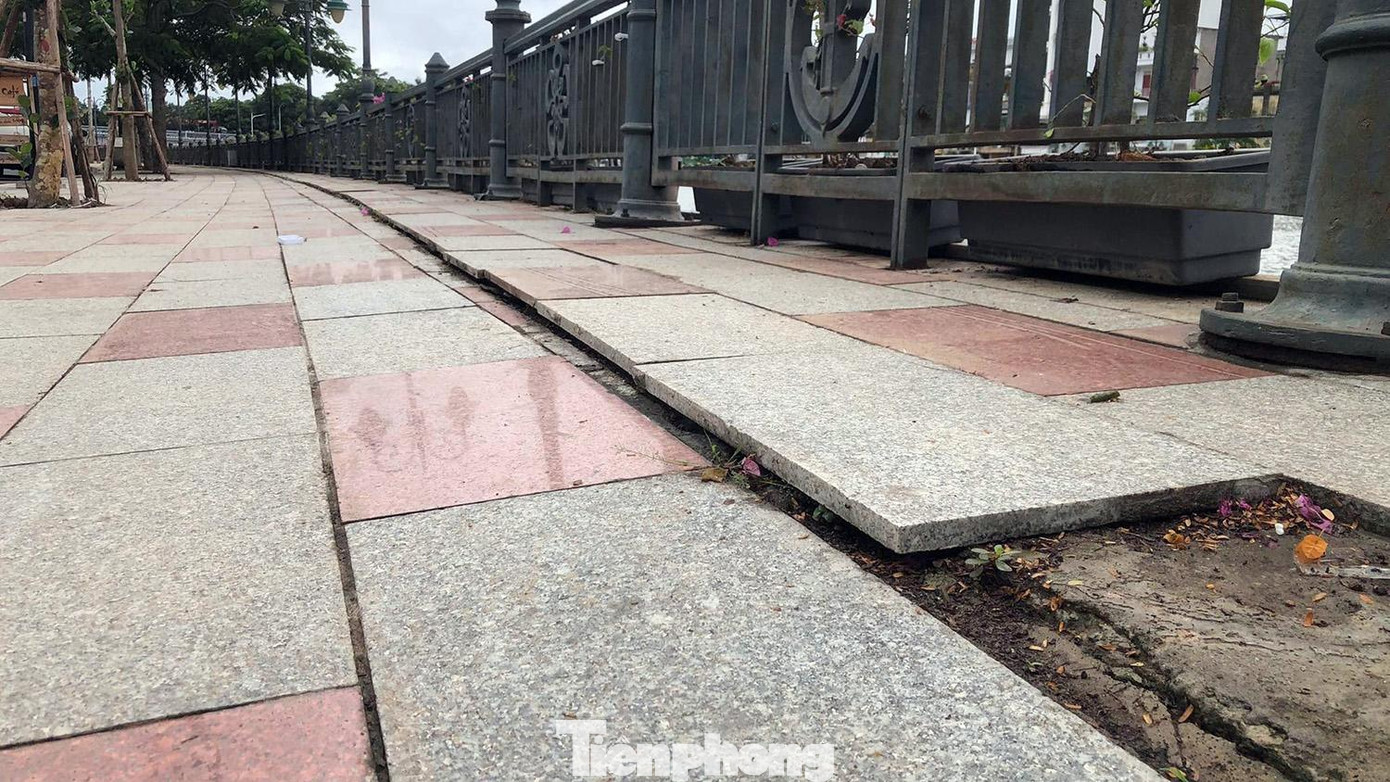 Vỉa hè phố Tam Bạc (TP Hải Phòng) tái diễn hư hỏng, các vết rạn nứt chạy dọc phố. Vỉa hè phố Tam Bạc (TP Hải Phòng) tái diễn hư hỏng, các vết rạn nứt chạy dọc phố.