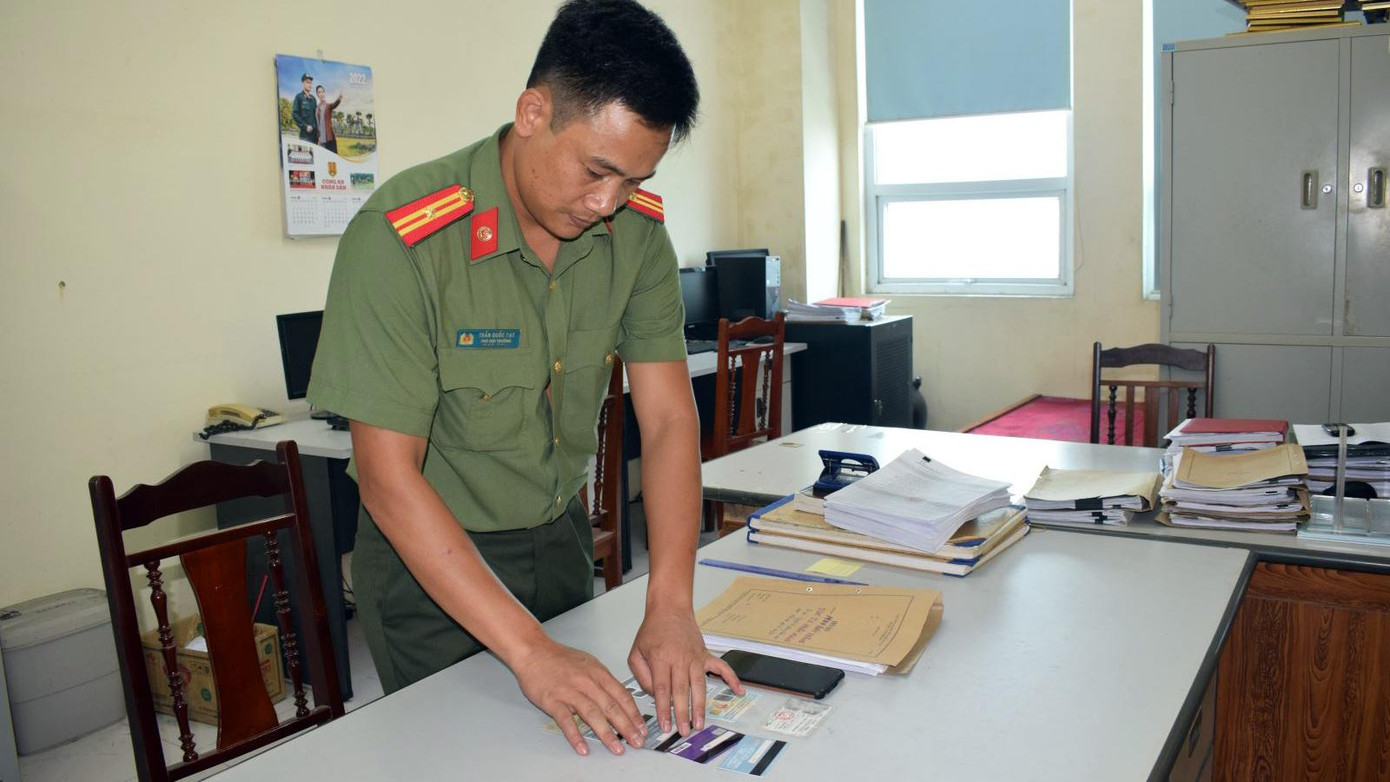 Cảnh sát thu giữ một số tang vật liên quan vụ án.