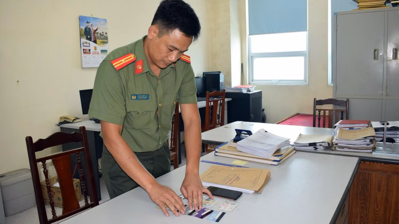 Cảnh sát thu giữ một số tang vật liên quan vụ án. Cảnh sát thu giữ một số tang vật liên quan vụ án.