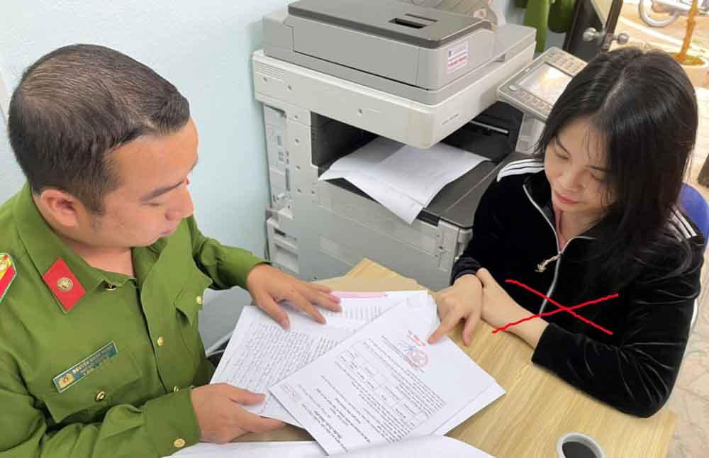 Lại Thị Phương Thảo tại cơ quan công an.