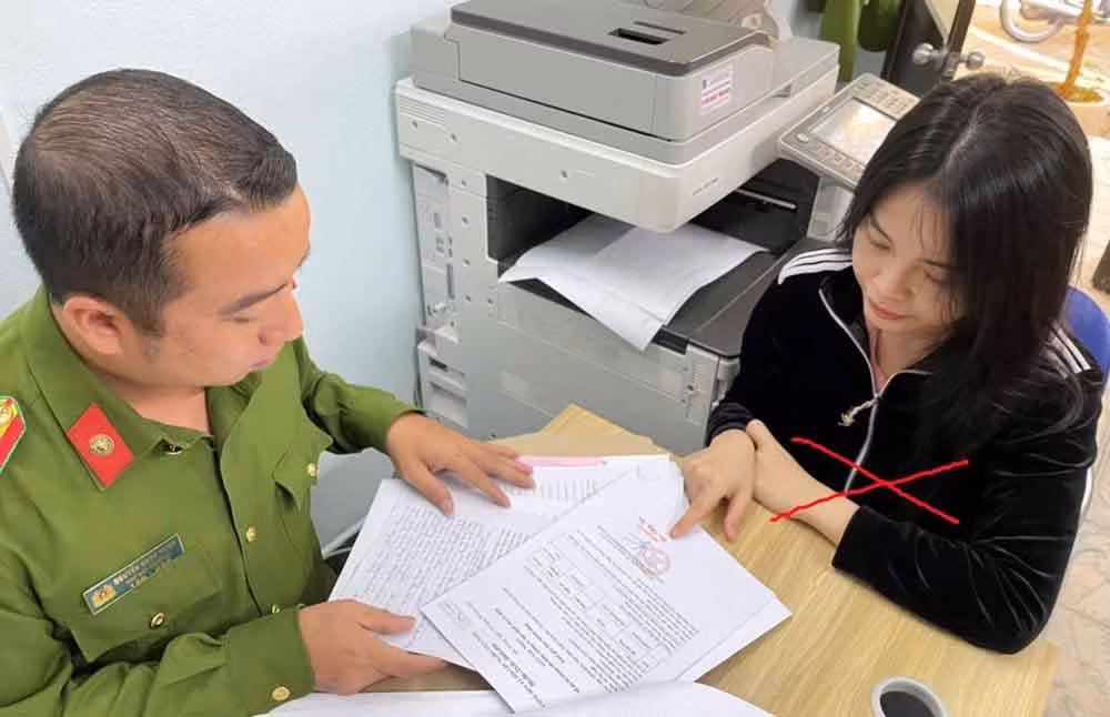 Lại Thị Phương Thảo tại cơ quan công an. Lại Thị Phương Thảo tại cơ quan công an.