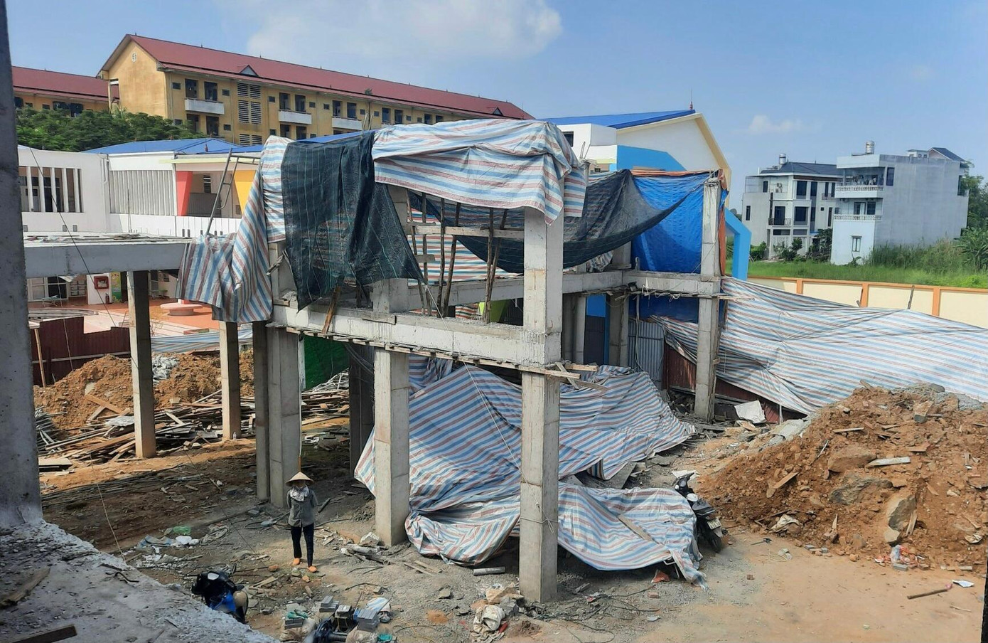 Hiện trường sự cố sập giàn giáo tại Trường mầm non Hướng Dương. Hiện trường sự cố sập giàn giáo tại Trường mầm non Hướng Dương.