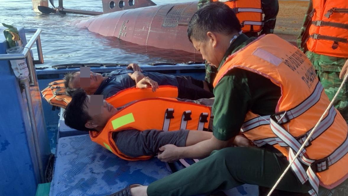 Lực lượng Bộ đội biên phòng kịp thời cứu vớt 2 thuyền viên bị đắm tàu. Lực lượng Bộ đội biên phòng kịp thời cứu vớt 2 thuyền viên bị đắm tàu.