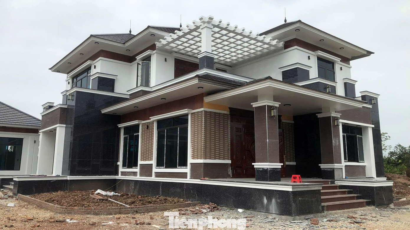 Một tòa lâu đài có giá trị ước tính khoảng nửa triệu đô đang xây trái phép trên đất Nông trường Quý Cao.