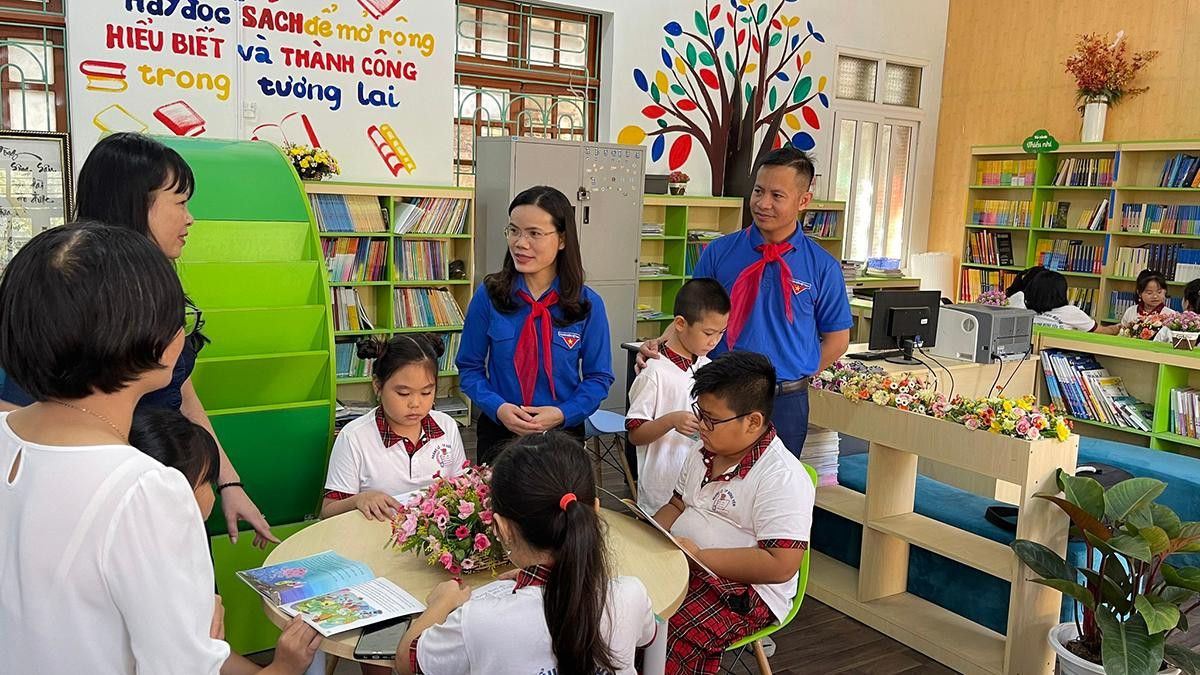 Thư viện tuổi hồng được Tỉnh Đoàn Hưng Yên phối hợp với các đơn vị, vừa khánh thành tại trường THCS Bần Yên Nhân (thị xã Mỹ Hào) và trường Tiểu học Hoàng Lê (TP Hưng Yên). Qua đó, trao tặng 600 đầu sách, kệ, tủ, bàn ghế, cây xanh trang trí thư viện cho các em thiếu nhi, với tổng giá trị 45 triệu đồng.