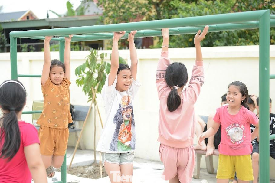 Khu vui chơi trong khuôn viên nhà văn hóa của tổ dân phố Trung Nghĩa (phường Hợp Đức, quận Đồ Sơn) với nhiều đồ chơi như: xích đu, bập bênh, cầu thăng bằng, xà đu, cầu trượt, thú nhún… có tổng trị giá 30 triệu đồng. Khu vui chơi trong khuôn viên nhà văn hóa của tổ dân phố Trung Nghĩa (phường Hợp Đức, quận Đồ Sơn) với nhiều đồ chơi như: xích đu, bập bênh, cầu thăng bằng, xà đu, cầu trượt, thú nhún… có tổng trị giá 30 triệu đồng.