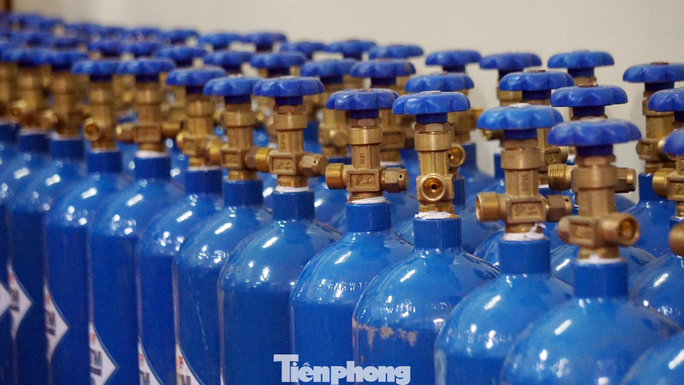 Bình Oxy (loại 8lit) tại ATM chuẩn bị vận chuyển đến nhà bệnh nhân mắc COVID-19 điều trị tại nhà ở Hải Phòng.