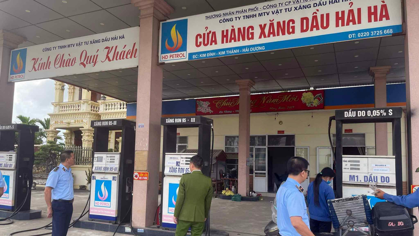 Lực lượng chức năng kiểm tra cửa hàng xăng dầu Hải Hà. Lực lượng chức năng kiểm tra cửa hàng xăng dầu Hải Hà.