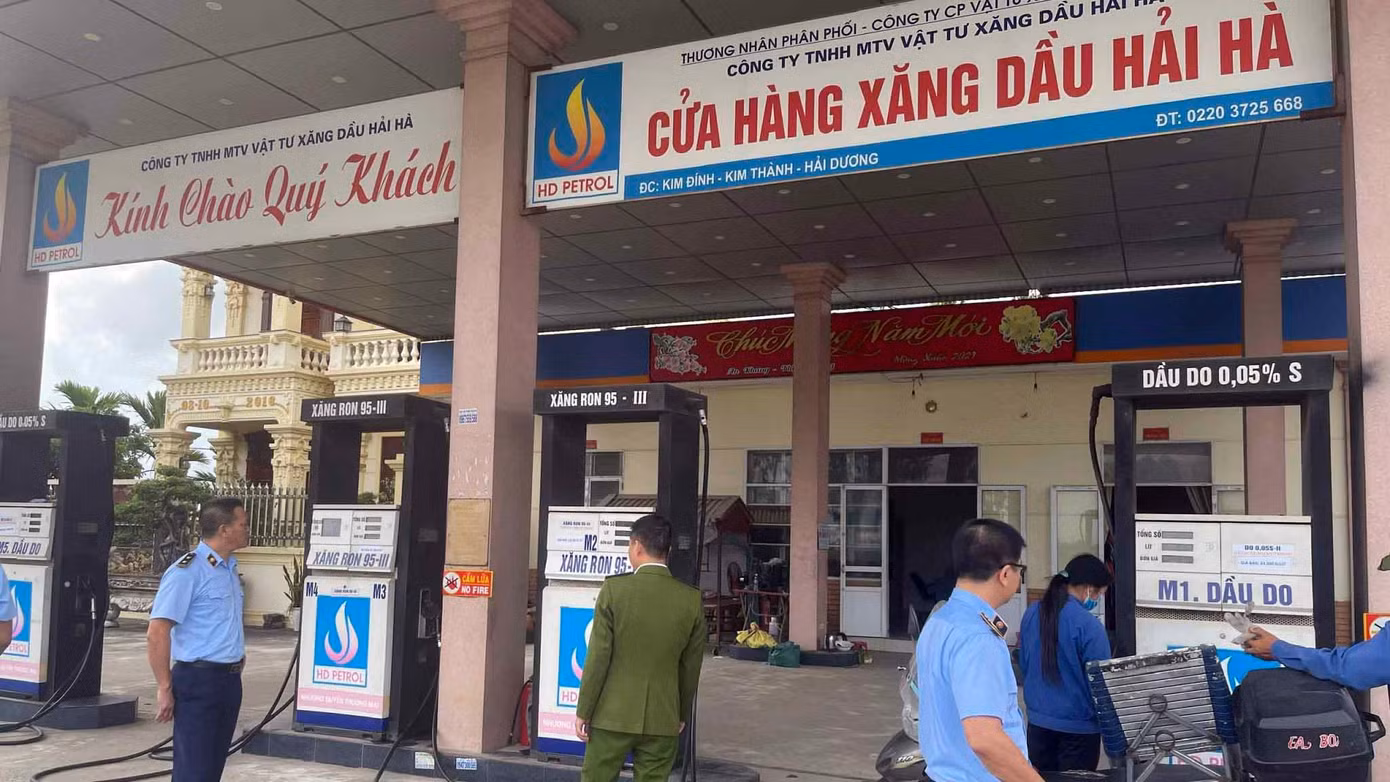 Lực lượng chức năng kiểm tra cửa hàng xăng dầu Hải Hà.