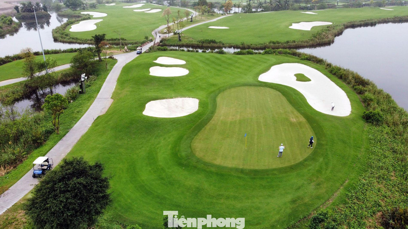 Trong đó, sân golf đầm lầy được mệnh danh “chuyên gia nhồi bóng”, có thiết kế đặc biệt để gắn kết hài hòa cũng như bảo tồn môi trường đầm lầy tự nhiên.