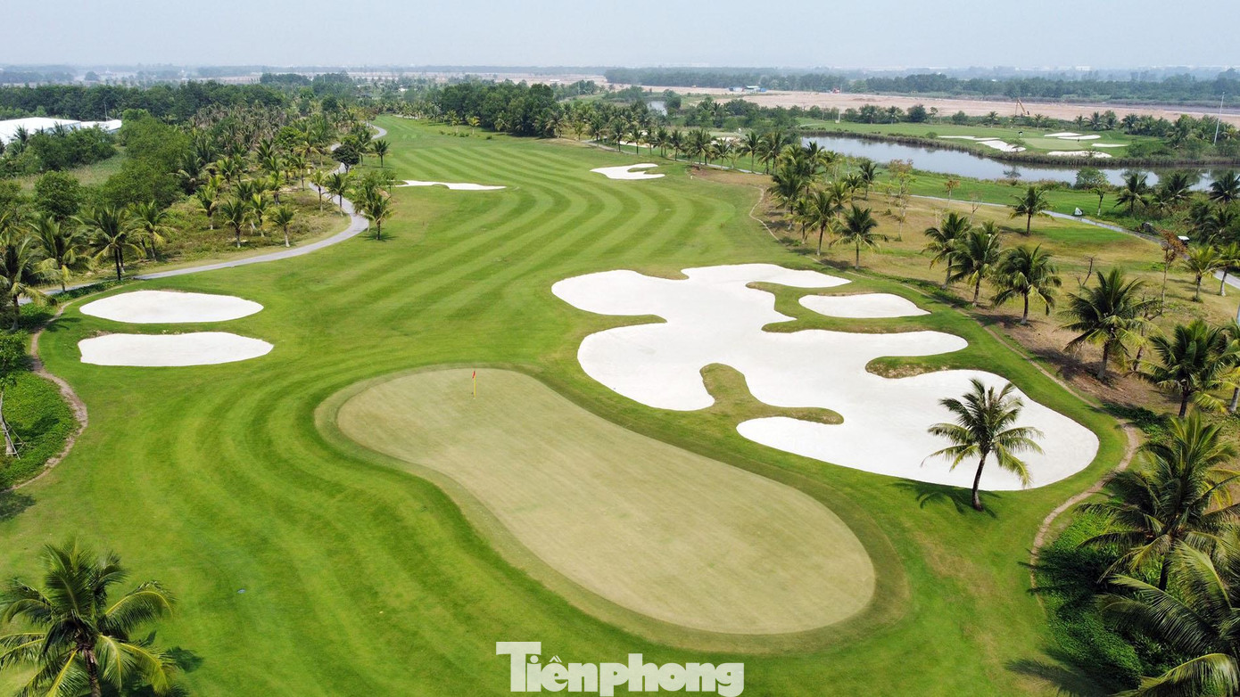 Sân sở hữu 36 hố với 2 sân golf riêng biệt: 18 hố sân hồ (Lake Course) và 18 hố sân đầm lầy (Marsh Course).