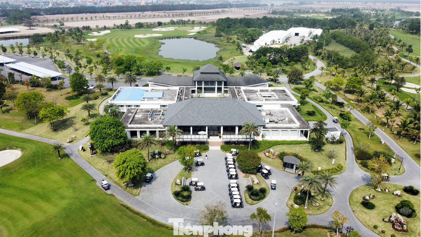 Đến đây, golfer sẽ được trải nghiệm đầy đủ các dịch vụ tốt nhất như: Sân tập cùng các khóa học có sự hướng dẫn của các huấn luyện viên chuyên nghiệp; dịch vụ Caddie được đào tạo chuyên nghiệp; thuê dụng cụ từ các thương hiệu hàng đầu. Ngoài ra, golfer còn được trải nghiệm thực đơn hấp dẫn, đa dạng Á – Âu. Trong ảnh: Trung tâm điều hành sân.