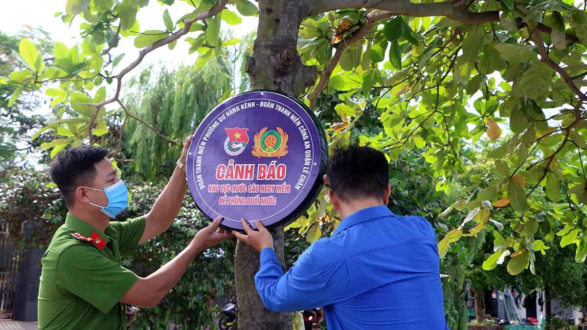 Các đoàn viên gắn biển cảnh báo khu vực nước sâu, nguy hiểm để phòng chống đuối nước.