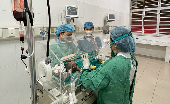 Các bác sĩ Bệnh viện Trẻ em Hải Phòng thay máu cứu bé vàng da sơ sinh.