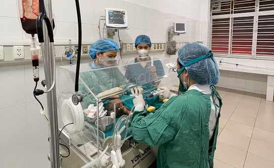 Các bác sĩ Bệnh viện Trẻ em Hải Phòng thay máu cứu bé vàng da sơ sinh.