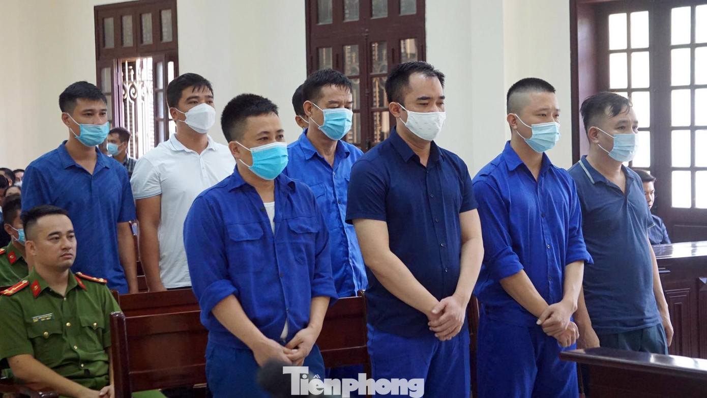 8 bị cáo nguyên là cán bộ Công an quận Đồ Sơn (TP Hải Phòng) hầu tòa.
