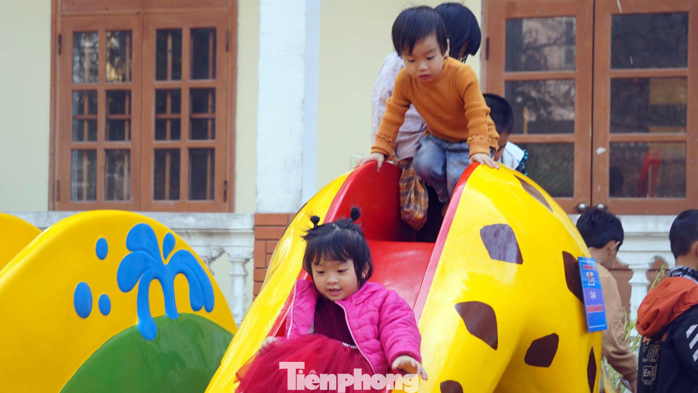 Tham dự chương trình &quot;Xuân tình nguyện - Hành trình vì biển đảo&quot; năm 2022 do TW Đoàn phát động, Đoàn thanh niên Bộ KH&amp;CN đã trao tặng sân chơi thiếu nhi, thiết bị tập luyện thể dục thể thao ngoài trời, phòng học thông minh cho trẻ em, học sinh trên đảo.