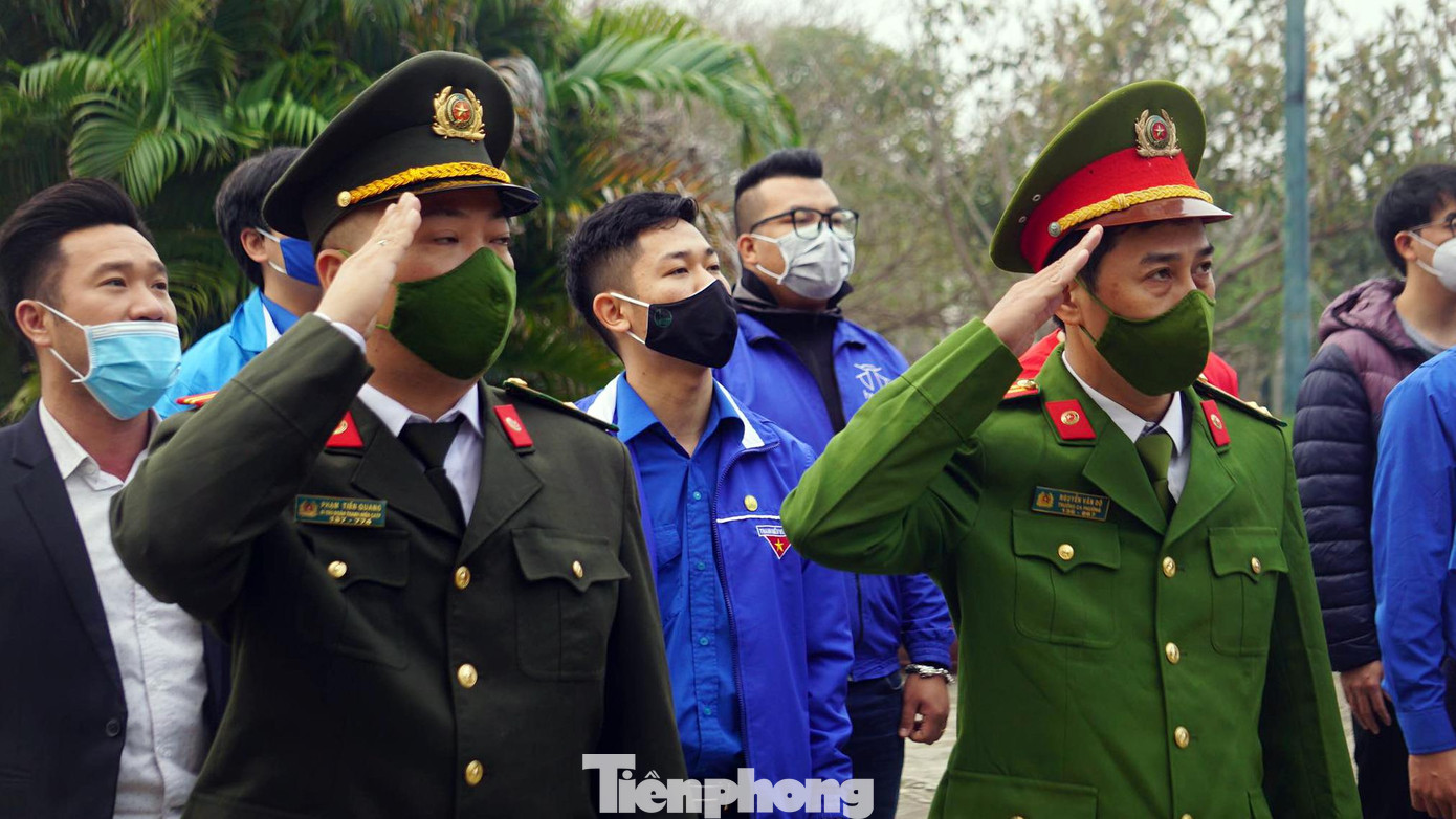 Đoàn công tác làm lễ chào cờ tại cột cờ Liên đội TNXP Bạch Long Vỹ.