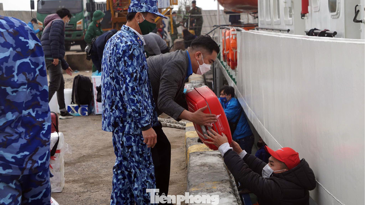 Các đơn vị, nhà tài trợ đã vận chuyển hàng nghìn con vịt, gà giống, bò giống, cây giống, máy lọc nước, cờ tổ quốc, áo phao... trao tặng cho ngư dân; tủ sách, cặp sách, thiết bị học tập, phòng học thông minh, đồ chơi cho học sinh trường mầm non, tiểu học và Liên đội TNXP trên đảo. Trong ảnh: Lực lượng cảnh sát biển và bộ đội biên phòng hỗ trợ vận chuyển quà tặng.