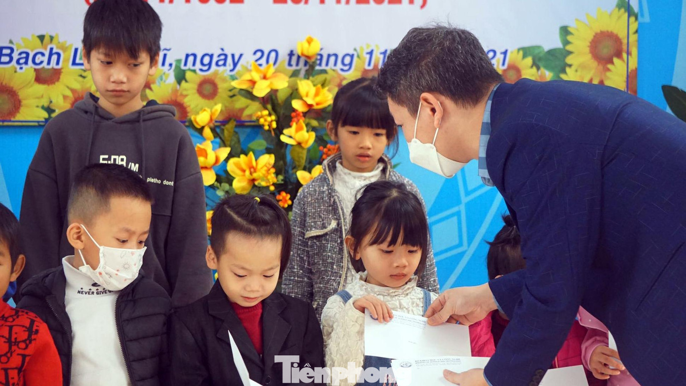 Ngoài ra, Đoàn thanh niên Bộ KH&amp;CN, VOSCO trao 30 suất học bổng (tổng trị giá 15 triệu đồng) cho các em học sinh tiểu học, trung học trên huyện đảo.