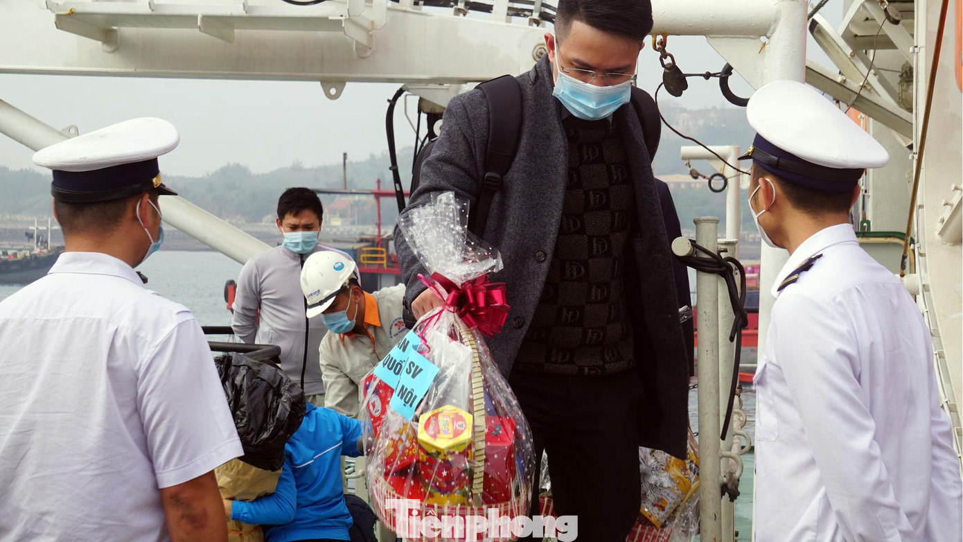 Sau khi hoàn tất xét nghiệm SARS-CoV-2 (bằng phương pháp PCR), đoàn thiện nguyện tới đảo Bạch Long Vỹ trên chuyến tàu Hoa Phượng Đỏ trung tuần tháng 1/2022, tức tháng 12/2021 âm lịch.