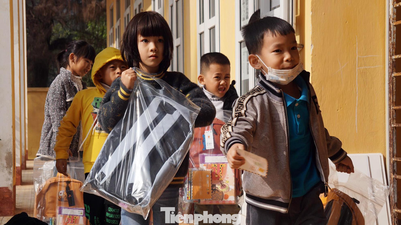 Nhiều em nhỏ trên đảo tiền tiêu vui mừng khi được tặng cặp, sách vở, có tủ sách và đồ chơi mới trước Tết Nguyên đán 2022.