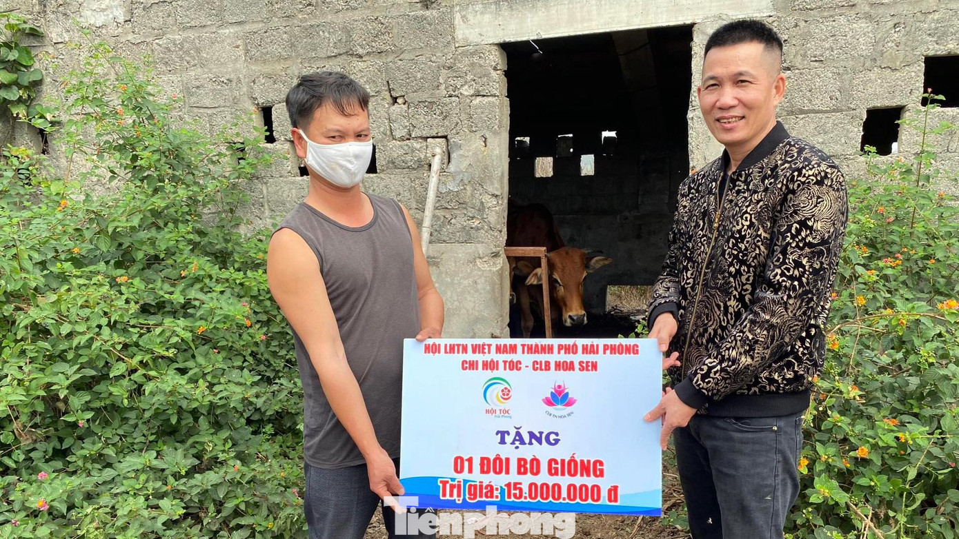 Anh Nguyễn Ngọc Sơn - Đại diện Ban chủ nhiệm Hội tóc Hải Phòng cũng trao tặng cặp bò giống cho huyện đảo Bạch Long Vỹ.