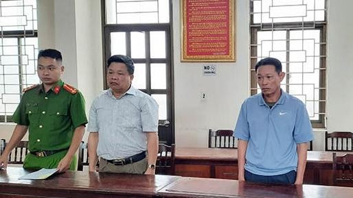 Bị can Ngô Xuân Khải (giữa) và Nguyễn Đức Trường (phải ảnh) tại cơ quan công an. Ảnh: Vũ Oanh. Bị can Ngô Xuân Khải (giữa) và Nguyễn Đức Trường (phải ảnh) tại cơ quan công an. Ảnh: Vũ Oanh.