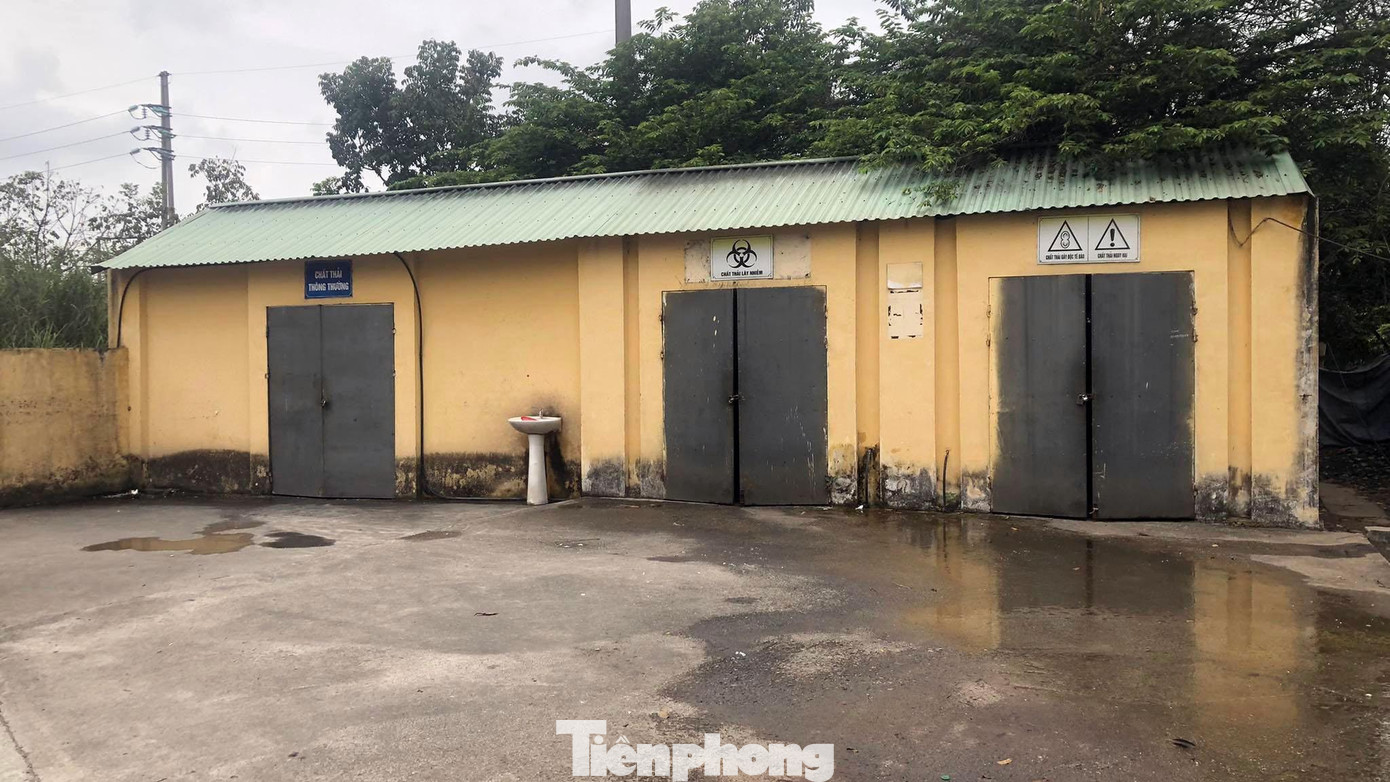 Trao đổi với Tiền Phong, ông Lê Quang Đức - Phó giám đốc Bệnh viện Đa khoa tỉnh Hải Dương cho biết, nguyên nhân chưa nghiệm thu các hạng mục do dự án kéo dài, ban quản lý đã nghỉ hết. Nhiều nhà thầu chưa thực hiện, chưa hợp tác trong việc hoàn thiện hồ sơ cần thiết. Thậm chí có hạng mục không tìm thấy nhà thầu.