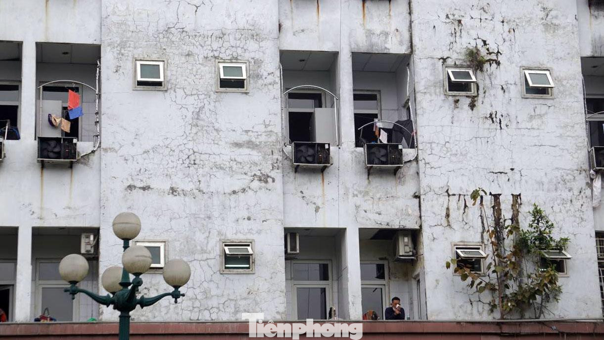 Sau 13 năm hoạt động, đến nay nhiều tòa nhà chức năng tại bệnh viện đã xuống cấp tuy nhiên không thể cải tạo, sửa chữa do hàng loạt hạng mục chưa nghiệm thu quyết toán.