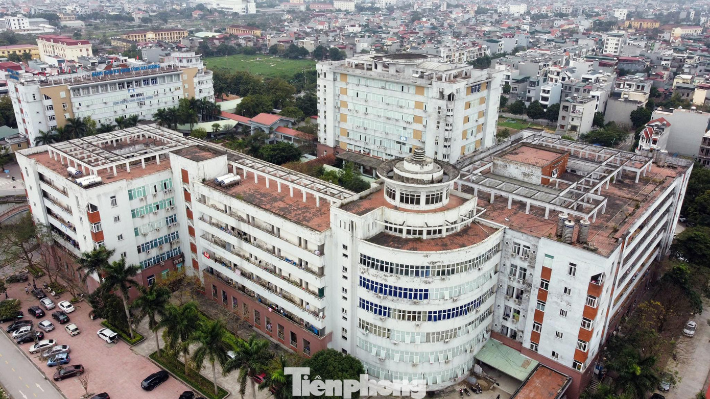 Theo tìm hiểu của phóng viên, dự án có quy mô 500 giường bệnh với 6 công trình chính: Khám điều trị ngoại trú (một phần tòa nhà A), khu nội nhi (tòa C), khu ngoại (tòa D), khu truyền nhiễm, khu dinh dưỡng – bán trú và trung tâm nghiệp vụ kỹ thuật (tòa B).