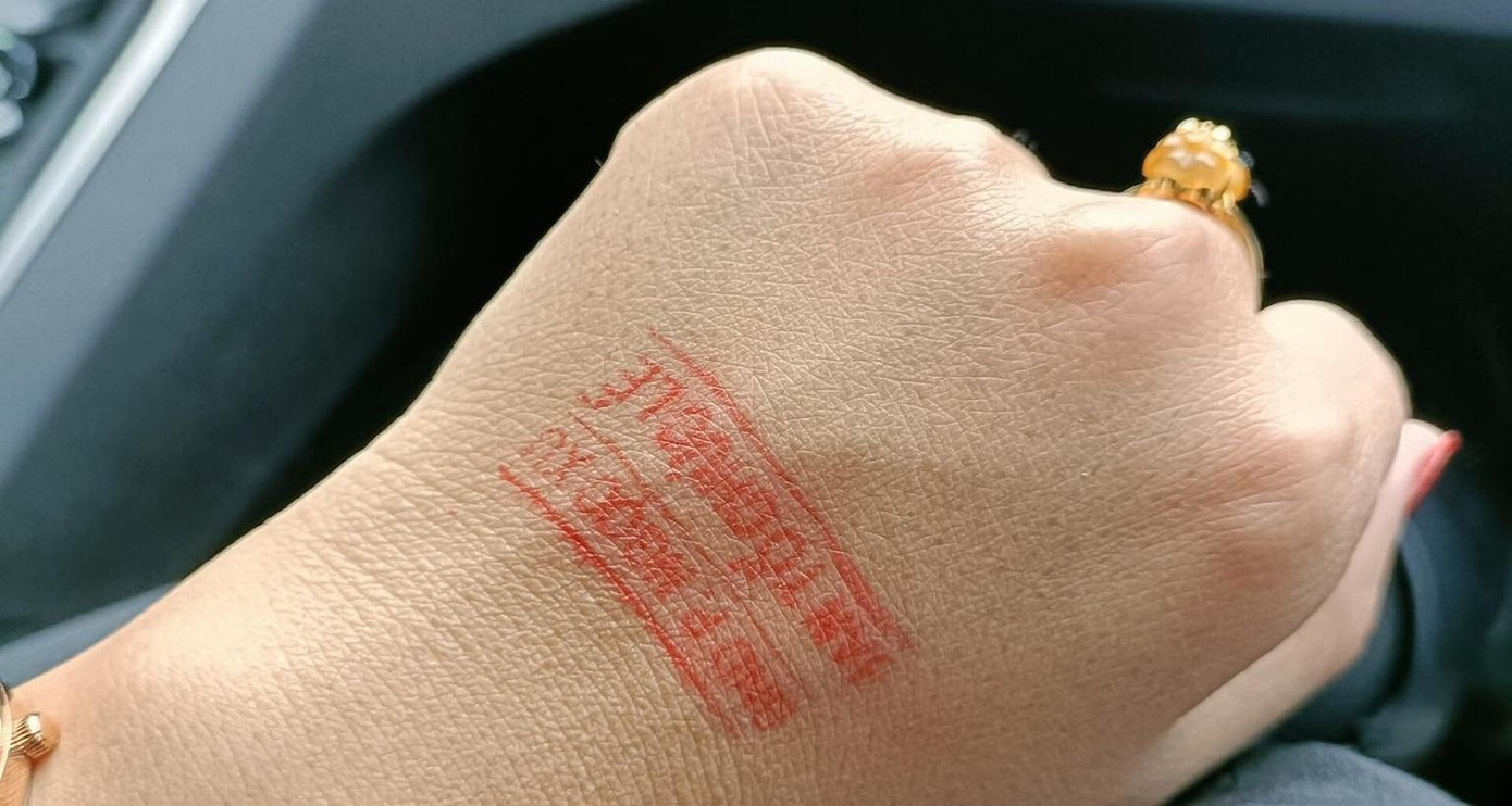 Sau khi xét nghiệm, người dân được đóng dấu UBND phường Ngọc Xuyên - Ban tổ chức lễ hội.