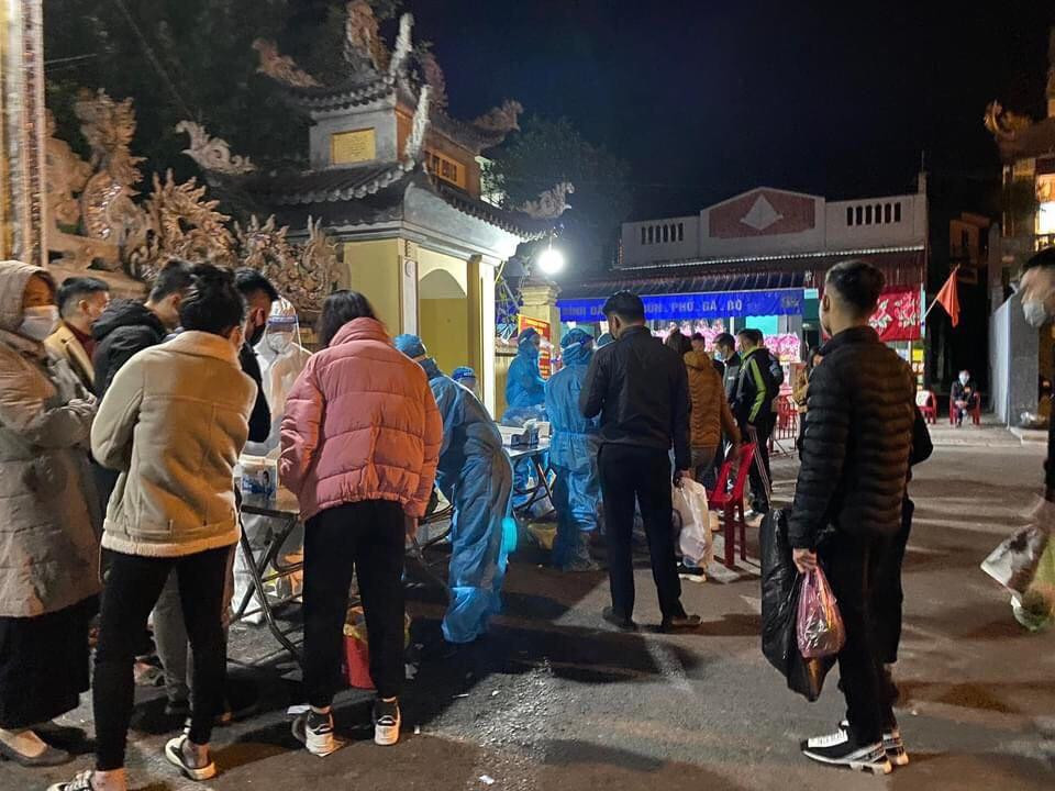 Người dân xếp hàng test nhanh COVID-19 trước cổng đền Cô Chín, thuộc phường Ngọc Xuyên (Đồ Sơn, Hải Phòng) sáng 3/1 (tức 1/12/2021 âm lịch).