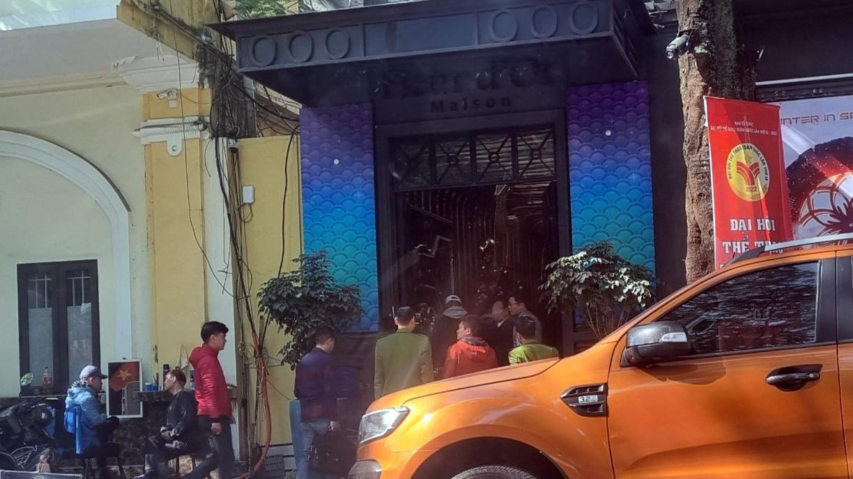 Cơ quan điều tra khám nghiệm tại quán bar trên phố Đinh Tiên Hoàng, TP Hải Phòng.