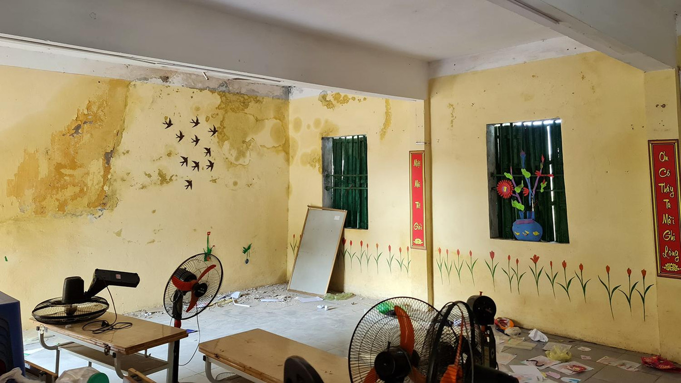 Trường tiểu học Thanh Xuân (huyện Thanh Hà) có 15 lớp tất cả các khối, với tổng số 467 học sinh. Một số phòng học bị thấm dột, bong tróc trần và tường tiềm ẩn nguy cơ mất an toàn.