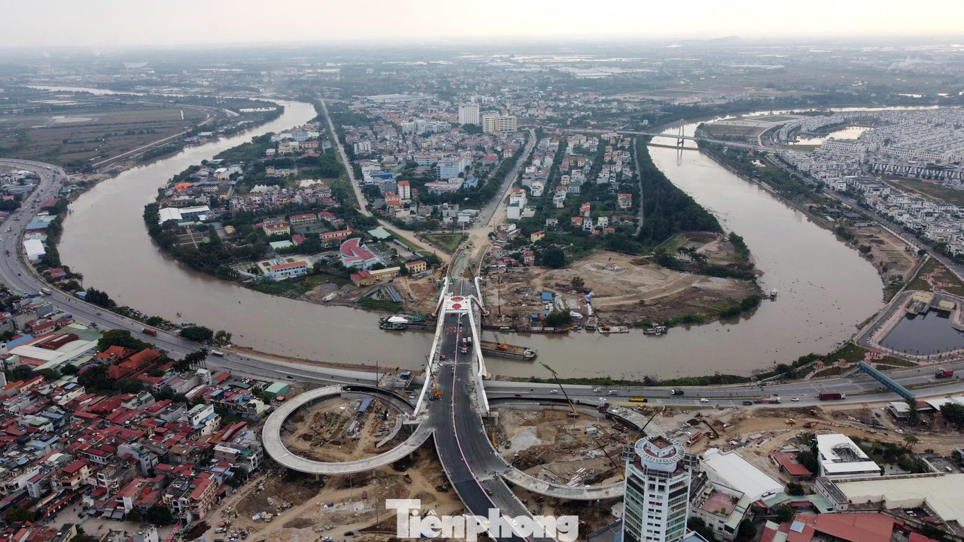 Dự án xây dựng Cầu Rào 1 vĩnh cửu bằng thép, bê tông dự ứng lực được UBND TP Hải Phòng quyết định đầu tư gần 2.300 tỷ đồng từ ngân sách thành phố. Sau hơn một năm thi công, đến nay 98% dự án đã hoàn thành và các đơn vị thi công đang gấp rút hoàn thiện, chỉnh trang chuẩn bị thông xe kỹ thuật trước Tết Nguyên đán Nhâm Dần 2022.