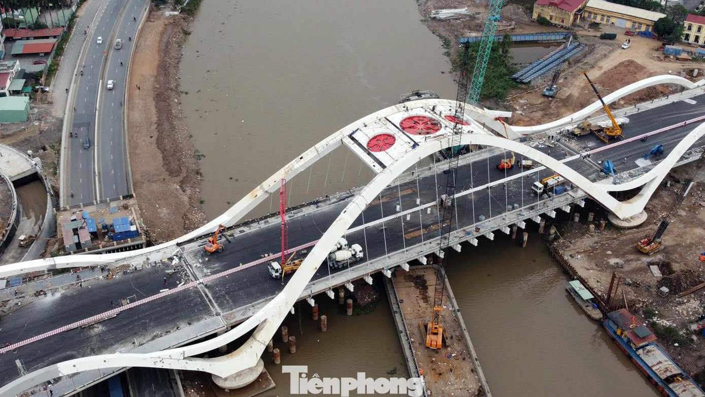 Cầu Rào 1 cũng được thiết kế, lắp hệ thống điện chiếu sáng mỹ thuật, biển báo hiệu đường thủy, đường bộ và có công viên cảnh quan hai đầu cầu.