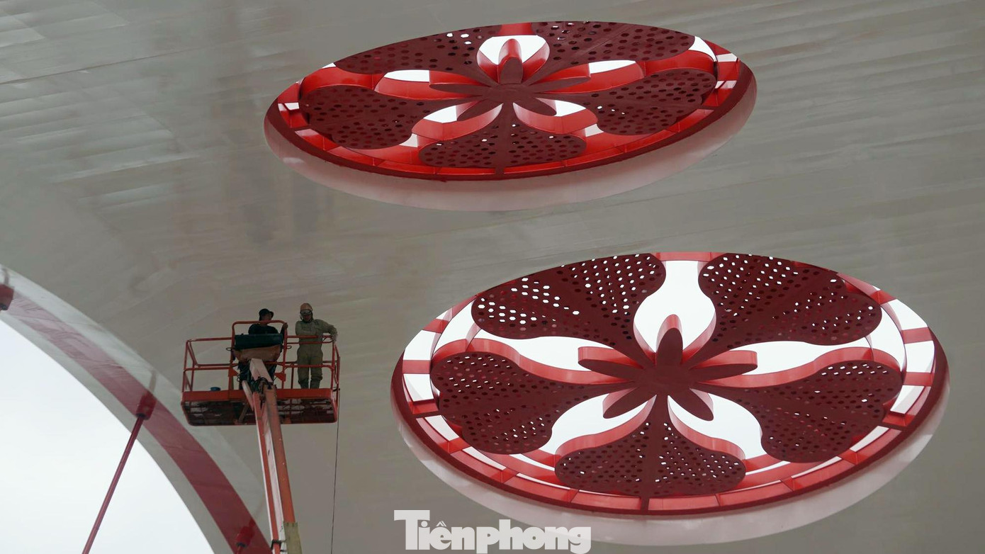 Cầu Rào 1 có điểm nhấn nổi bật với 3 bông hoa phượng đỏ khổng lồ bằng kim loại được lắp trên đỉnh vòm.