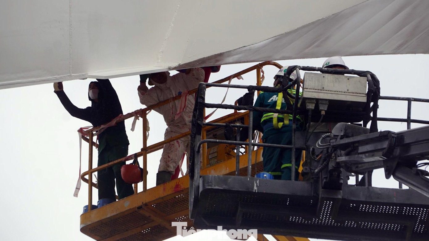 Công nhân sơn chỉnh trang vòm thép Cầu Rào chuẩn bị ngày thông xe kỹ thuật.