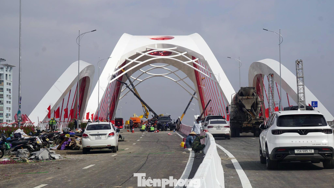 Theo thiết kế, cầu chính có 11 nhịp dầm, gồm 3 vòm thép và 6 nhịp dẫn bằng dầm bản rỗng. Cầu được thiết kế 4 làn xe cơ giới, 2 làn xe hỗn hợp và dải phân cách, vỉa hè.