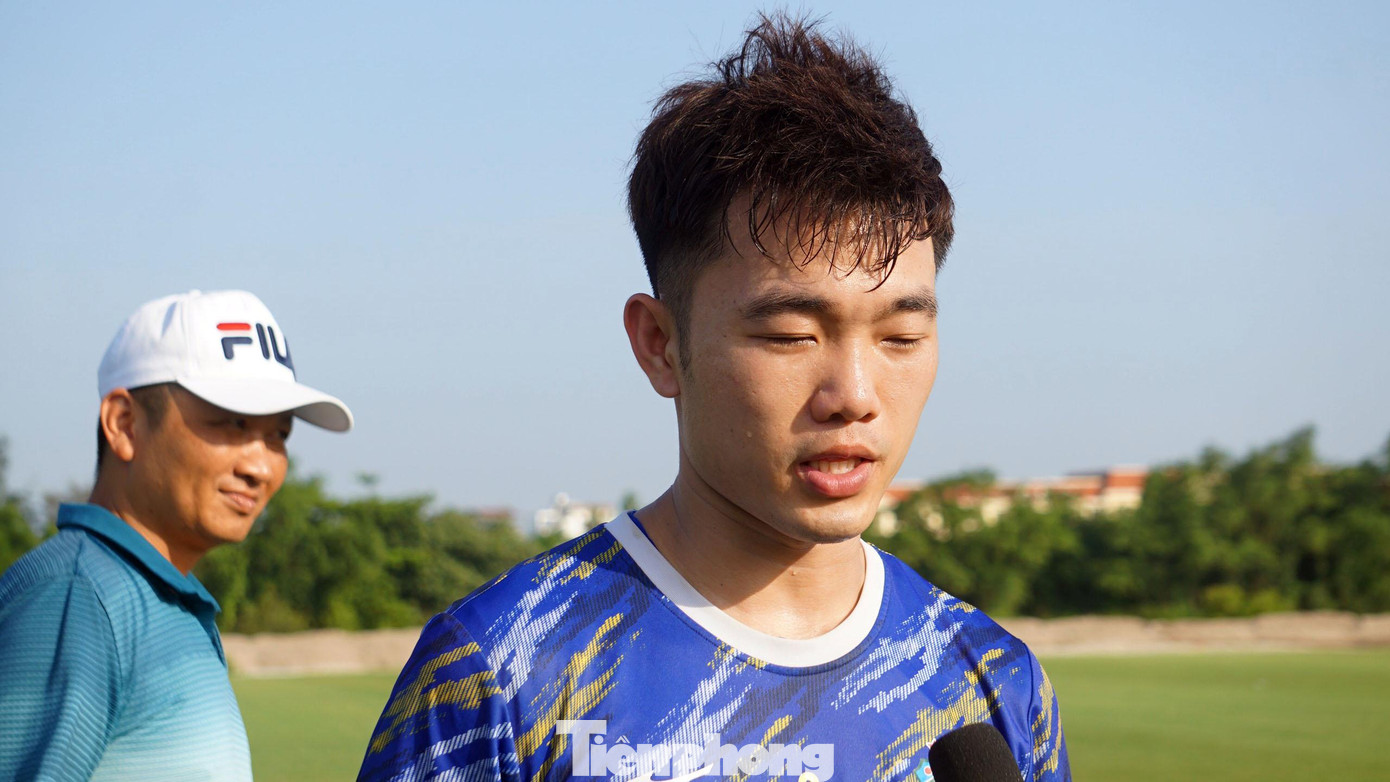 Tiền vệ Lương Xuân Trường chia sẻ trước giải tứ hùng diễn ra trên sân Lạch Tray, Hải Phòng.